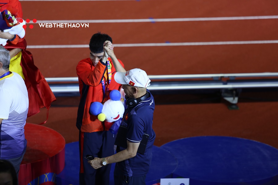 Quách Công Lịch bế thốc “em gái nhỏ” Quách Thị Lan mừng HCV SEA Games 30 lịch sử Quách Công Lịch bế thốc “em gái nhỏ” Quách Thị Lan mừng HCV SEA Games 30 lịch sử