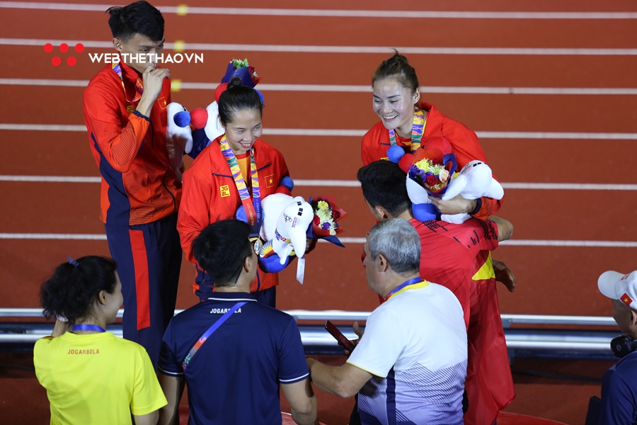 Quách Công Lịch bế thốc “em gái nhỏ” Quách Thị Lan mừng HCV SEA Games 30 lịch sử Quách Công Lịch bế thốc “em gái nhỏ” Quách Thị Lan mừng HCV SEA Games 30 lịch sử