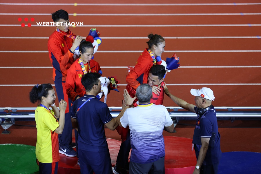 Quách Công Lịch bế thốc “em gái nhỏ” Quách Thị Lan mừng HCV SEA Games 30 lịch sử Quách Công Lịch bế thốc “em gái nhỏ” Quách Thị Lan mừng HCV SEA Games 30 lịch sử