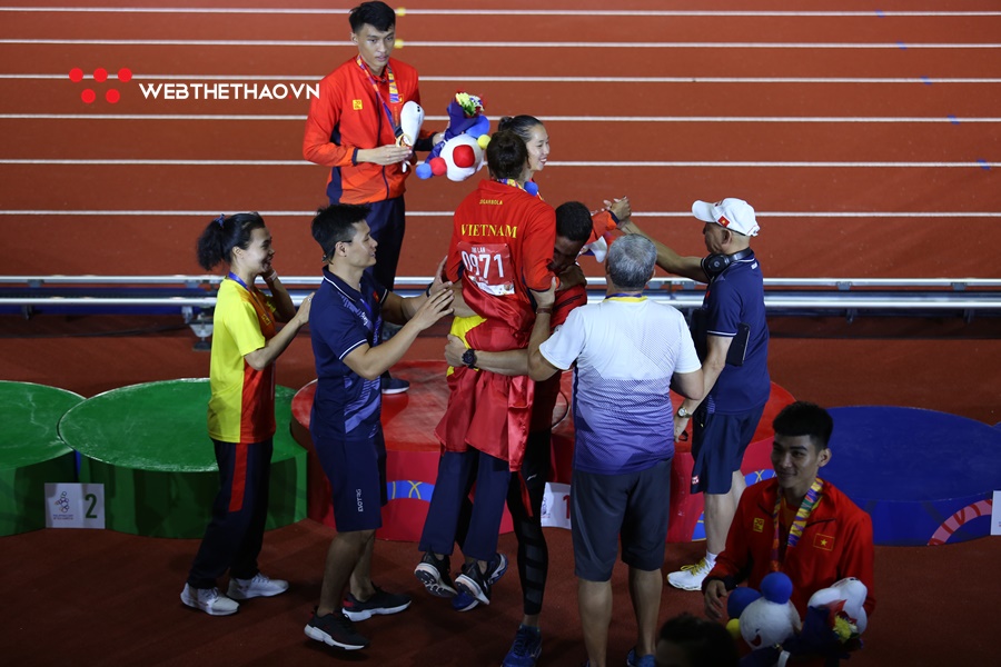 Quách Công Lịch bế thốc “em gái nhỏ” Quách Thị Lan mừng HCV SEA Games 30 lịch sử Quách Công Lịch bế thốc “em gái nhỏ” Quách Thị Lan mừng HCV SEA Games 30 lịch sử