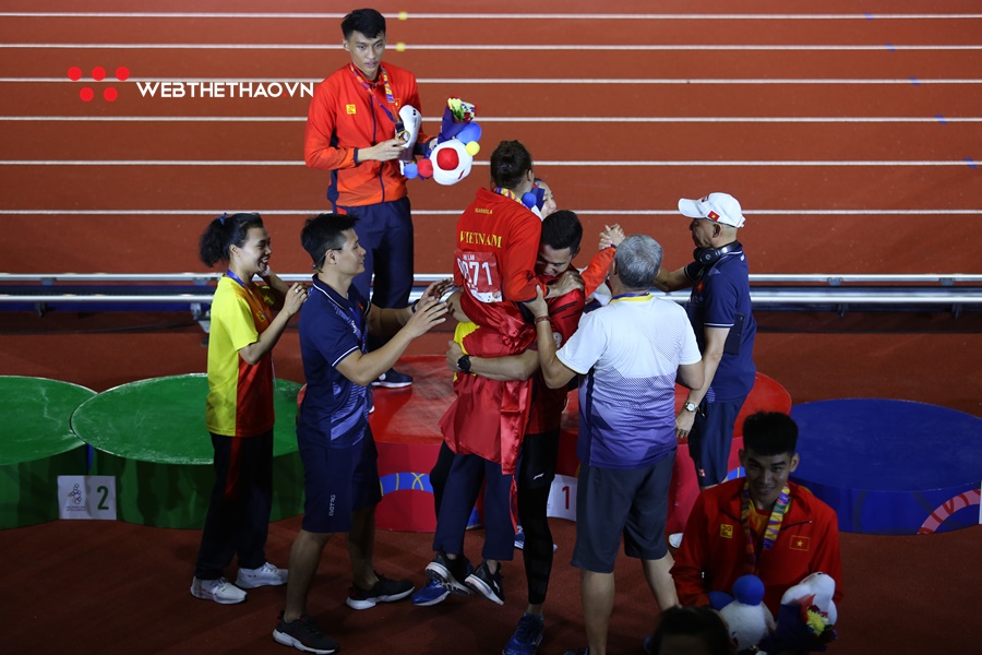 Quách Công Lịch bế thốc “em gái nhỏ” Quách Thị Lan mừng HCV SEA Games 30 lịch sử Quách Công Lịch bế thốc “em gái nhỏ” Quách Thị Lan mừng HCV SEA Games 30 lịch sử