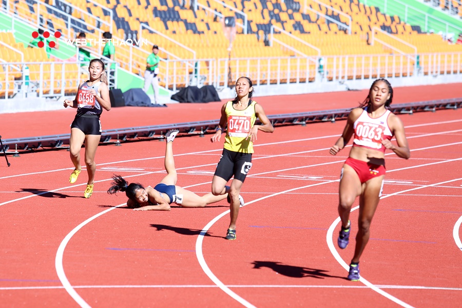 Đồng đội của Tú Chinh ngã nhào trên đường chạy vòng loại 100m SEA Games 30