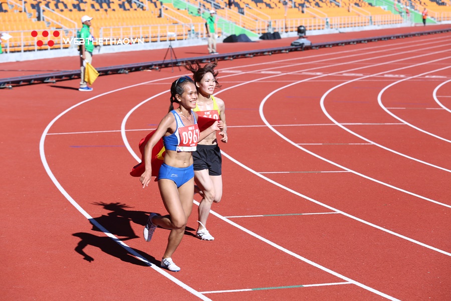 Sau “cú đổ gục marathon”, Hồng Lệ cùng Phạm Thị Huệ thống trị 10.000m SEA Games 30