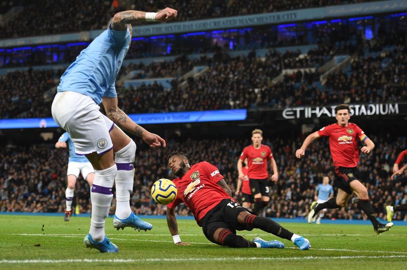 Vì sao Man City không có phạt đền trước MU khi Fred để bóng chạm tay?