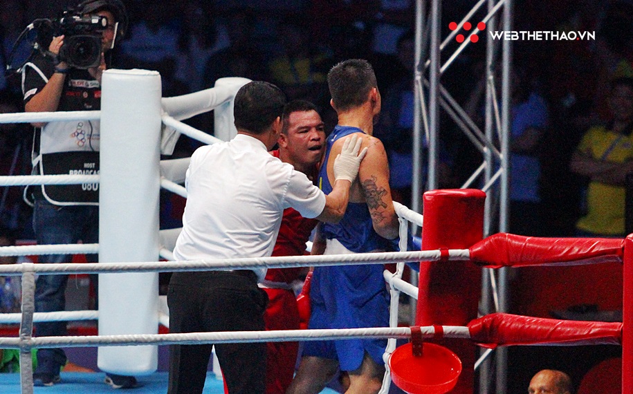 Võ sỹ Thái Lan "đấu vật" khiến Trương Đình Hoàng suýt văng khỏi khán đài trận CK Boxing hạng 81kg