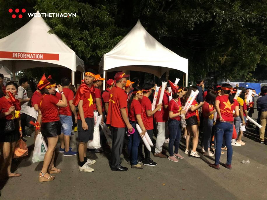 CĐV rồng rắn tiếp lửa cho U22 VIệt Nam