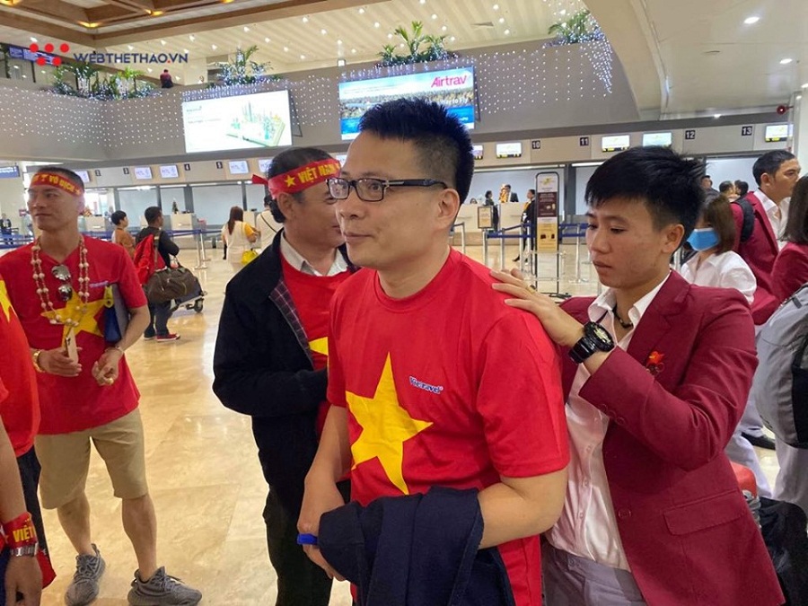 U22 Việt Nam và ĐT nữ Việt Nam hội ngộ tại sân bay, về chung một chuyến bay