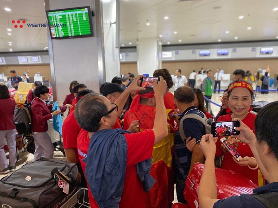U22 Việt Nam và ĐT nữ Việt Nam hội ngộ tại sân bay, về chung một chuyến bay