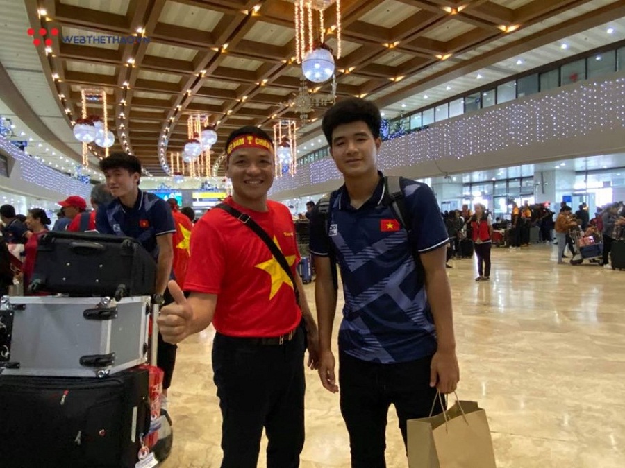 U22 Việt Nam và ĐT nữ Việt Nam hội ngộ tại sân bay, về chung một chuyến bay