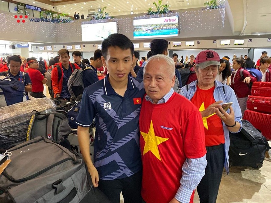 U22 Việt Nam và ĐT nữ Việt Nam hội ngộ tại sân bay, về chung một chuyến bay
