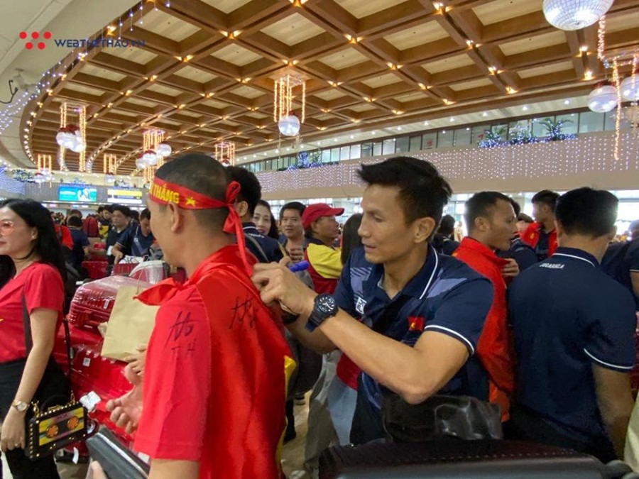 U22 Việt Nam và ĐT nữ Việt Nam hội ngộ tại sân bay, về chung một chuyến bay