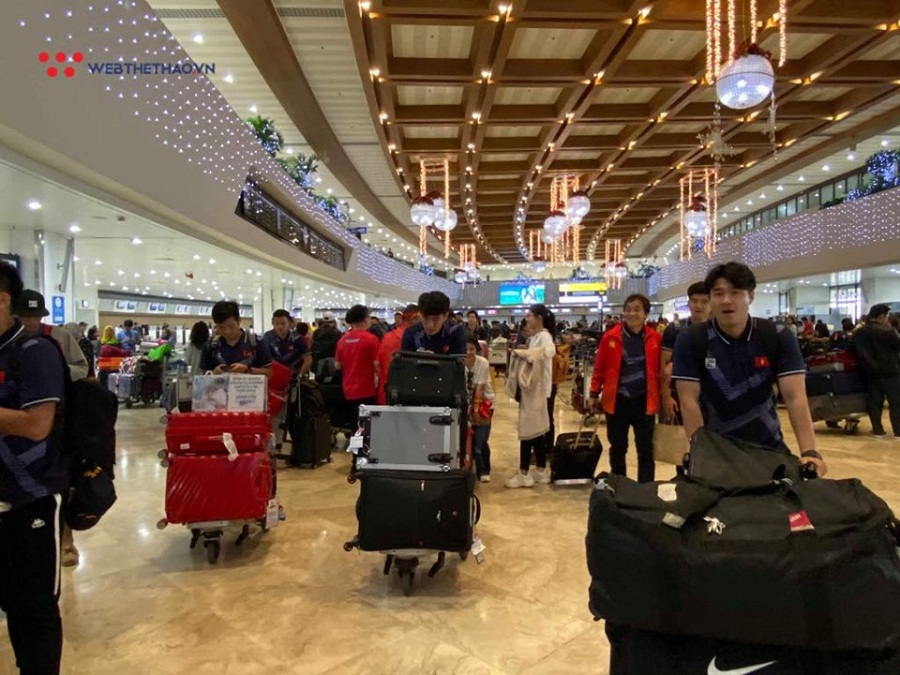 U22 Việt Nam và ĐT nữ Việt Nam hội ngộ tại sân bay, về chung một chuyến bay