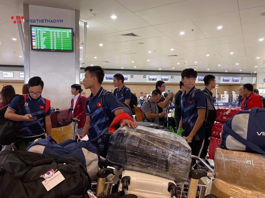 U22 Việt Nam và ĐT nữ Việt Nam hội ngộ tại sân bay, về chung một chuyến bay