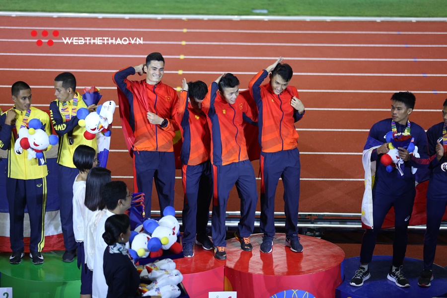 Màn vuốt tóc ăn mừng chất lừ của các soái ca điền kinh tại SEA Games 30 Màn vuốt tóc ăn mừng chất lừ của các soái ca điền kinh tại SEA Games 30