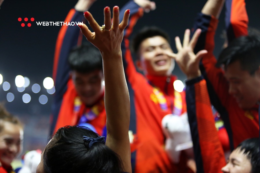 Màn vuốt tóc ăn mừng chất lừ của các soái ca điền kinh tại SEA Games 30 Màn vuốt tóc ăn mừng chất lừ của các soái ca điền kinh tại SEA Games 30