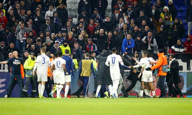 Cựu sao MU đụng độ với ultras ở Cúp C1 để bảo vệ đồng đội