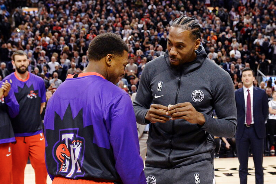 Video: Toronto Raptors chào đón Kawhi Leonard trở về Canada như một người hùng