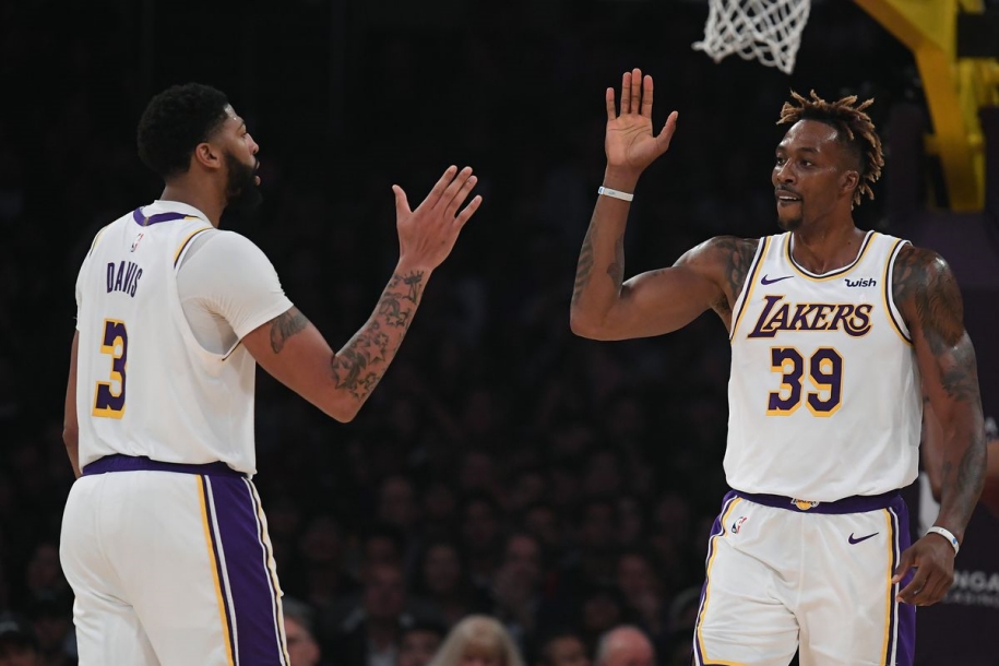 Dwight Howard chơi sang, tặng AirPods Pro cho cả đội LA Lakers