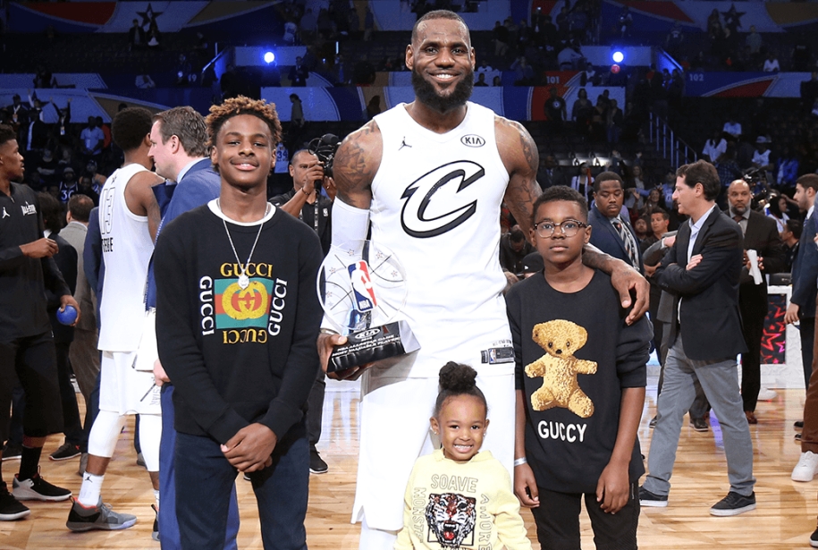Thăng hoa cùng Lakers, LeBron James vẫn buồn vì lỡ trận đấu của con trai