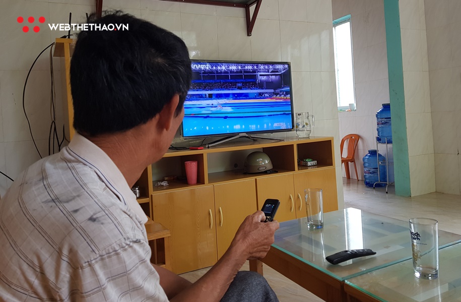 Siêu kình ngư Huy Hoàng và chiếc điện thoại “cục gạch” đầy tình thương cha mẹ