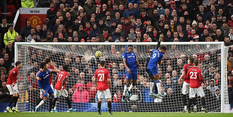 Bàn thua của MU trước Everton vì sao không bị VAR từ chối?