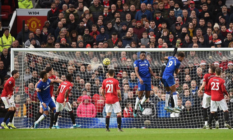 CĐV MU chỉ trích không thương tiếc Luke Shaw sau trận hòa Everton