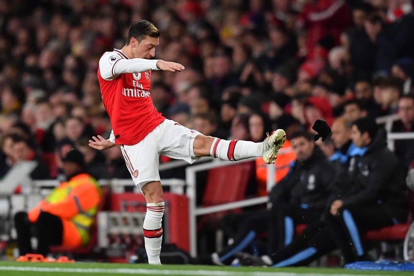 CĐV Arsenal hết kiên nhẫn với Ozil sau màn hờn dỗi trước Man City