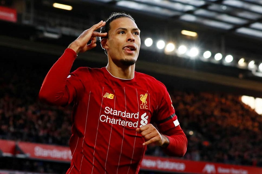 Van Dijk đánh bại Sterling để nhận giải thưởng xuất sắc nhất năm