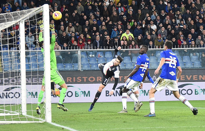 Ronaldo lại gây choáng với pha bật nhảy như VĐV NBA úp rổ khi ghi bàn cho Juventus Ronaldo lại gây choáng với pha bật nhảy như VĐV NBA úp rổ khi ghi bàn cho Juventus