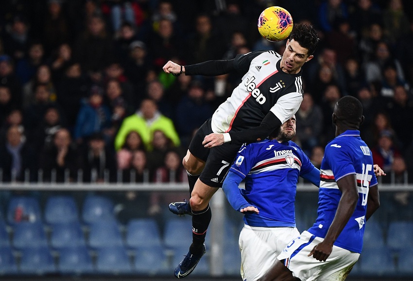 Ronaldo khiến người hâm mộ “sôi sục” sau khi bật nhảy ghi bàn ngoạn mục Ronaldo khiến người hâm mộ “sôi sục” sau khi bật nhảy ghi bàn ngoạn mục
