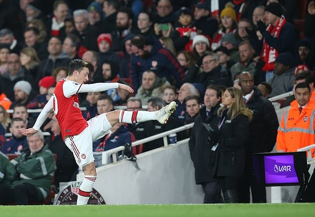 Ozil bị cáo buộc giả vờ chấn thương để nghỉ trận Arsenal vs Everton Ozil bị cáo buộc giả vờ chấn thương để nghỉ trận Arsenal vs Everton