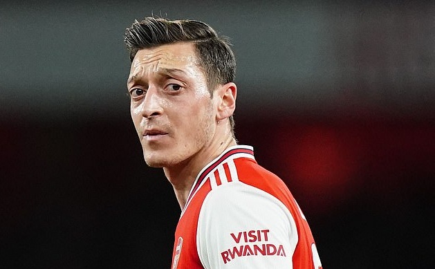 Ozil bị cáo buộc giả vờ chấn thương để nghỉ trận Arsenal vs Everton