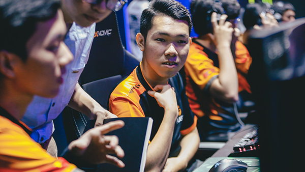 Tin chuyển nhượng LMHT mới nhất 21/12: Team Flash giữ chân Slayder