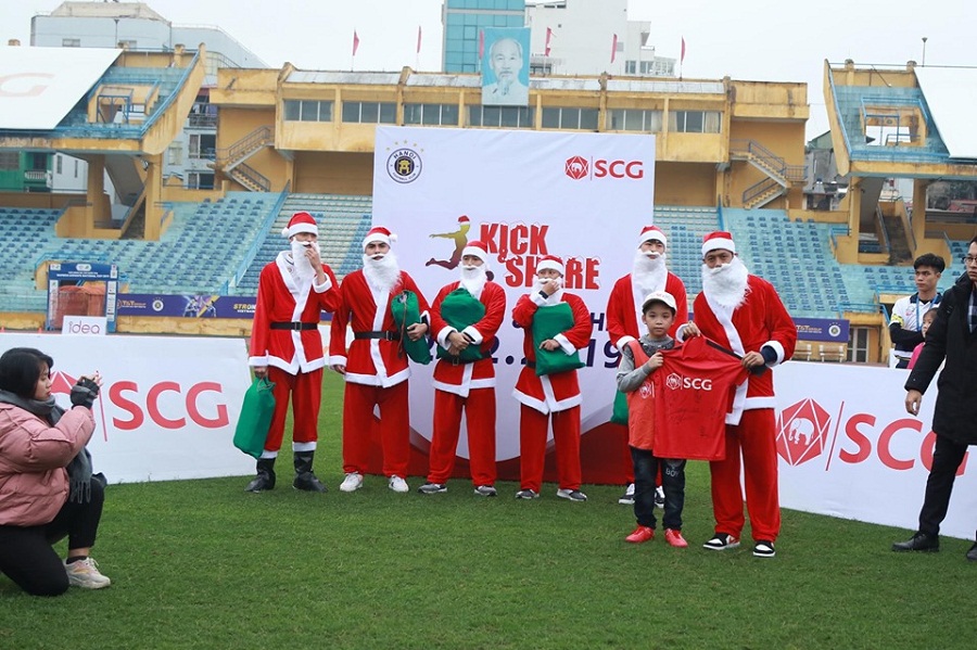 Hóa thân ông già Noel, dàn sao Hà Nội mang điều bất ngờ đến SVĐ Hàng Đẫy