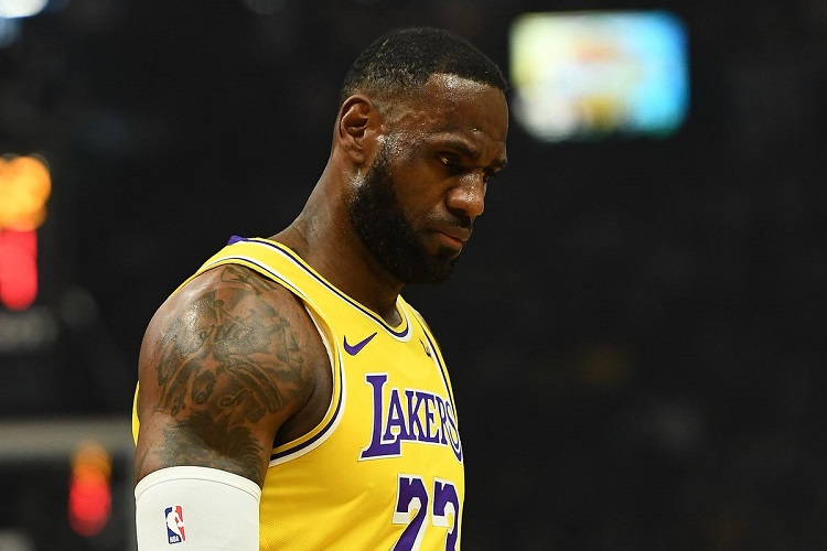 Tin nóng: LeBron James nghi vấn chấn thương, sẽ vắng mặt lần đầu tiên trong mùa giải?