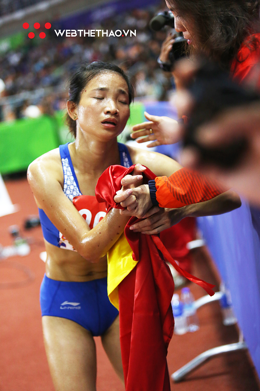 Nguyễn Thị Oanh với Cúp Chiến thắng: Viêm cầu thận, chứng mất ngủ và kỳ tích SEA Games 30 Nguyễn Thị Oanh với Cúp Chiến thắng: Viêm cầu thận, chứng mất ngủ và kỳ tích SEA Games 30