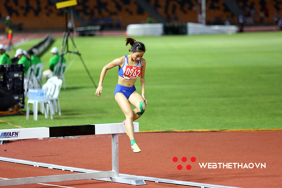 Nguyễn Thị Oanh với Cúp Chiến thắng: Viêm cầu thận, chứng mất ngủ và kỳ tích SEA Games 30 Nguyễn Thị Oanh với Cúp Chiến thắng: Viêm cầu thận, chứng mất ngủ và kỳ tích SEA Games 30