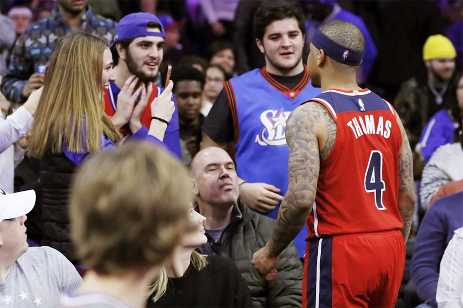 Sau màn va chạm với CĐV, Isaiah Thomas bị cấm thi đấu 2 trận