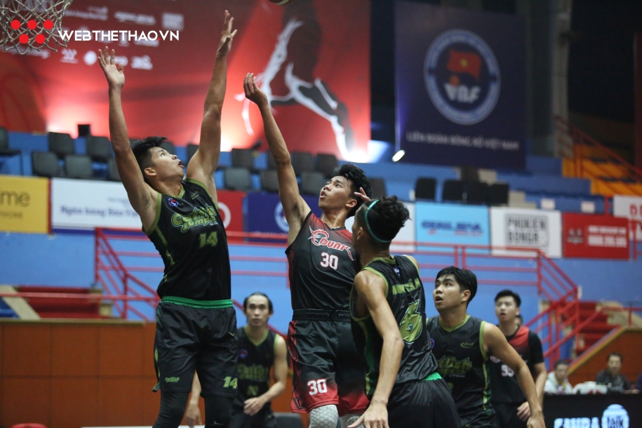 Tuyển thủ U18 Việt Nam nhấn chìm dàn cầu thủ VBA của Catfish Jumpers