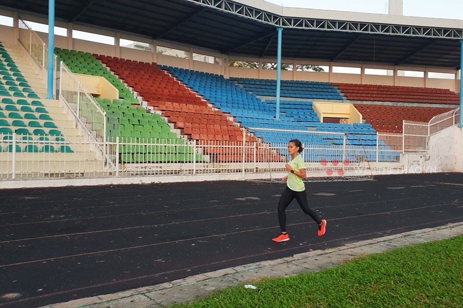 Hồng Lệ trở lại Quy Nhơn “luyện giò” sau HCĐ marathon SEA Games 30 ấn tượng