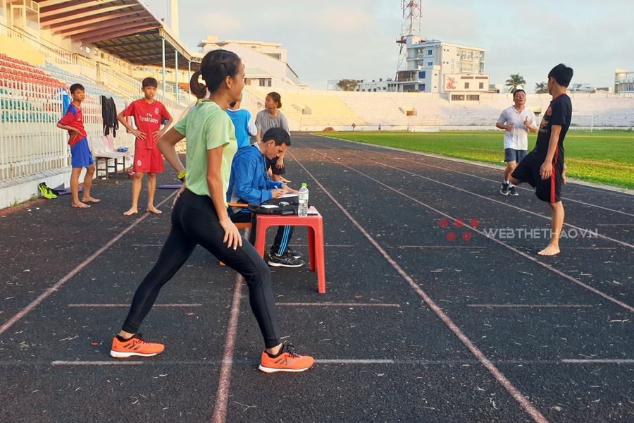 Hồng Lệ trở lại Quy Nhơn “luyện giò” sau HCĐ marathon SEA Games 30 ấn tượng