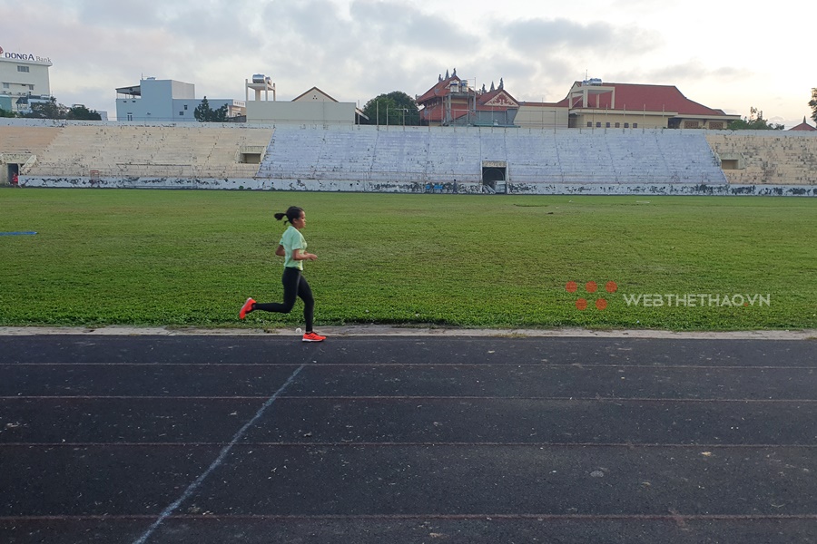 Hồng Lệ trở lại Quy Nhơn “luyện giò” sau HCĐ marathon SEA Games 30 ấn tượng