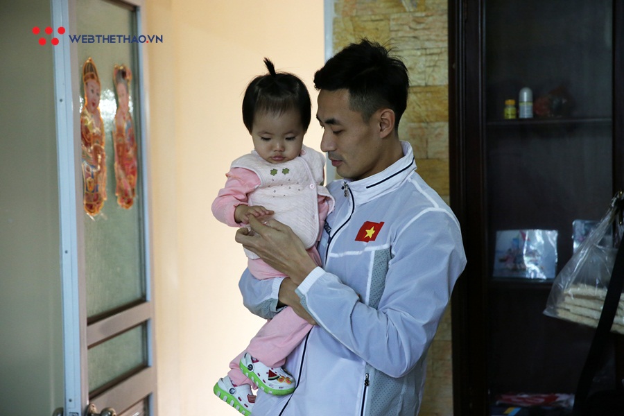 Bà mẹ bỉm sữa Nguyễn Thị Huyền: Con không lạ mẹ, đoàn tụ “ông xã quốc dân” sau kỳ tích SEA Games 30