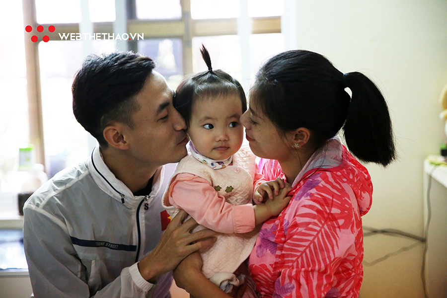 Bà mẹ bỉm sữa Nguyễn Thị Huyền: Con không lạ mẹ, đoàn tụ “ông xã quốc dân” sau kỳ tích SEA Games 30