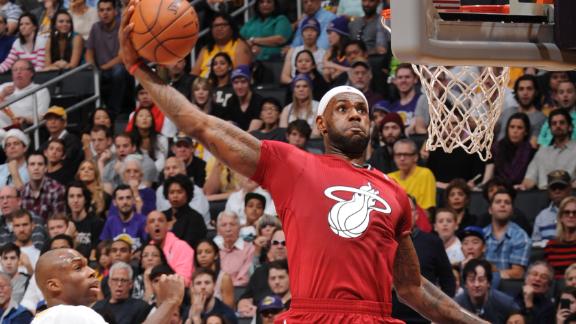 LeBron James, Dwayne Wade và những màn trình diễn xuất sắc nhất đêm Giáng Sinh