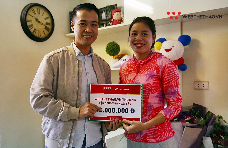 Webthethao.vn trao thưởng cho bà mẹ một con Nguyễn Thị Huyền vừa lập cú đúp HCV SEA Games 30