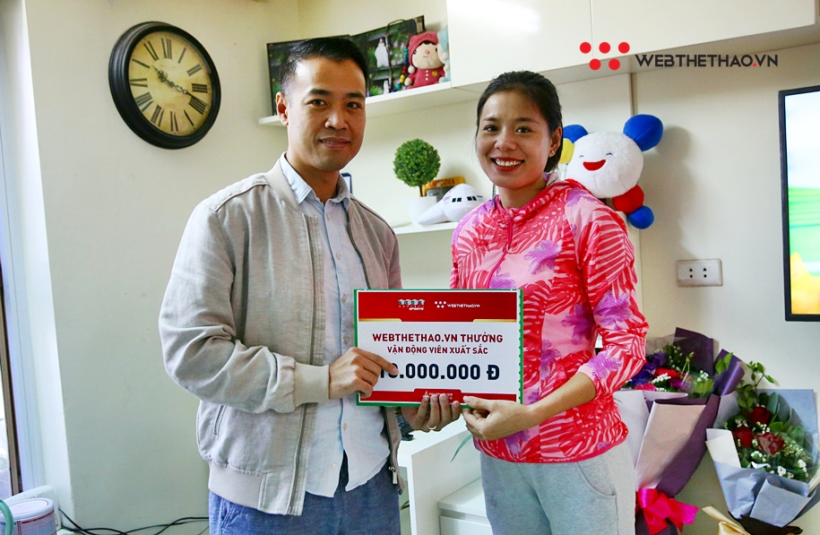 Webthethao.vn trao thưởng cho "bà mẹ một con" Nguyễn Thị Huyền vừa lập cú đúp HCV SEA Games 30