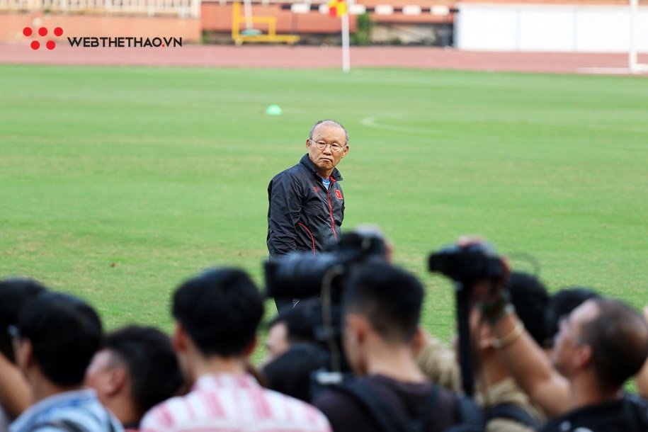 Thầy Park đến trễ, “canh phòng” lúc Quang Hải trả lời phỏng vấn