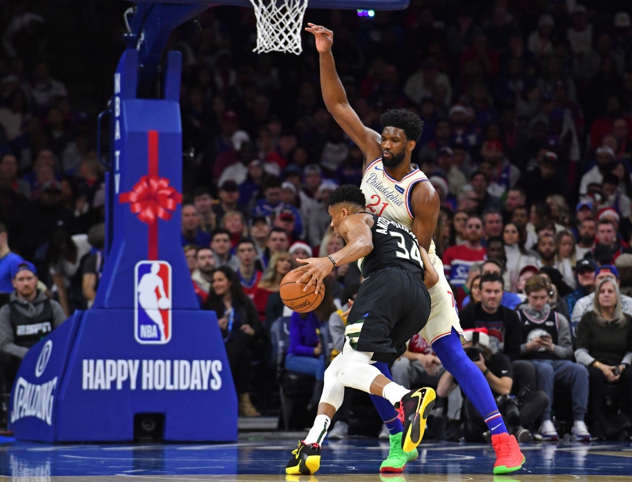 Joel Embiid khóa Giannis Antetokounmpo, Sixers san bằng kỷ lục ném 3 điểm