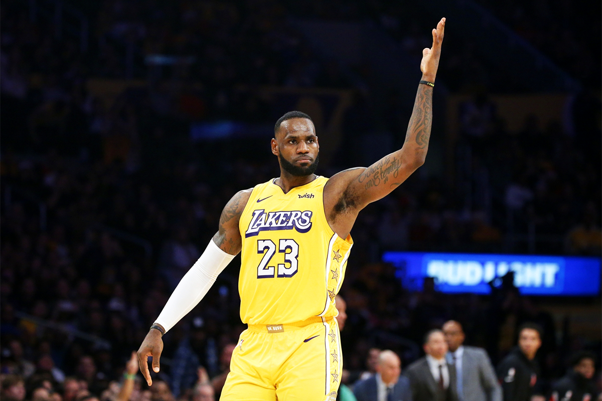LeBron James tái phát chấn thương, lại nén đau tiếp tục thi đấu trận Clippers